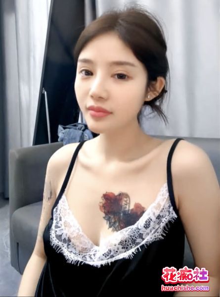 高颜值纹身女