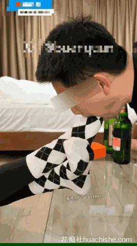 不二犬buerquan 黑丝白袜臭脚骚逼踩射预览图02